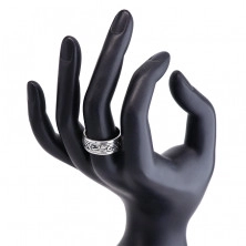 Srebrn prstan – obroček z izrezljanim okraskom
