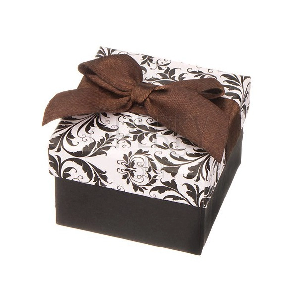 Črno bela darilna škatlica za nakit z okrasnim vzorcem in rjavim trakom