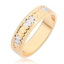 Zlat prstan z zarezami v obliki krogov in srebrnimi ploskvami