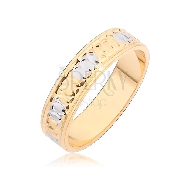 Zlat prstan z zarezami v obliki krogov in srebrnimi ploskvami