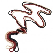 Ogrlica iz verižic v rdeči, zlati in črni barvi