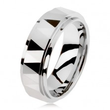 Brušen volframov prstan srebrne barve, trikotniki, dvignjen sredinski pas