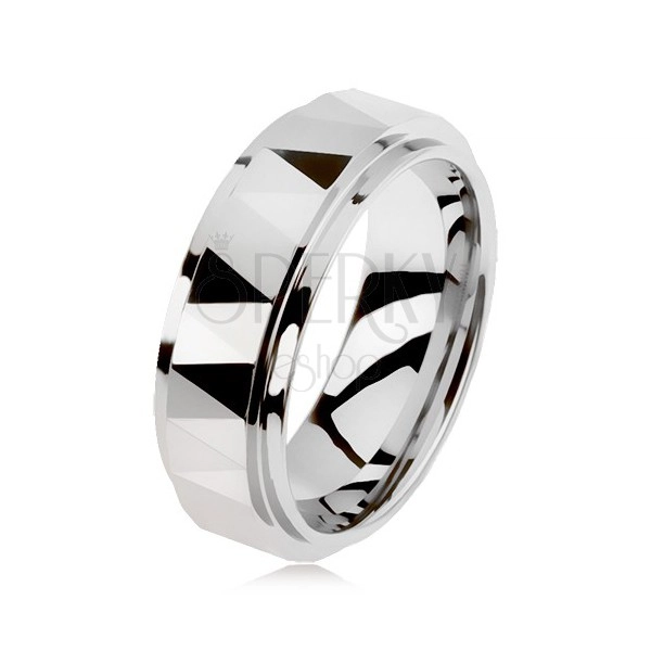 Brušen volframov prstan srebrne barve, trikotniki, dvignjen sredinski pas