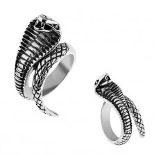 Jeklen prstan srebrne barve, izstopajoča patinirana kobra