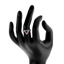 Srebrn prstan 925 - cirkonski obris trikotnika, okrogel rdeč cirkon