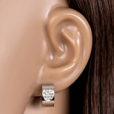 Jekleni uhani s srčastim izrezom, ki ima vdelane prozorne cirkone