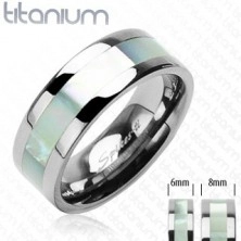 Titanov poročni prstan srebrne barve z bisernatim sredinskim pasom