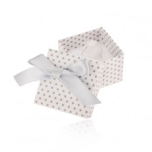 Darilna škatlica za prstan ali uhane, bela površina, sive pike in pentlja