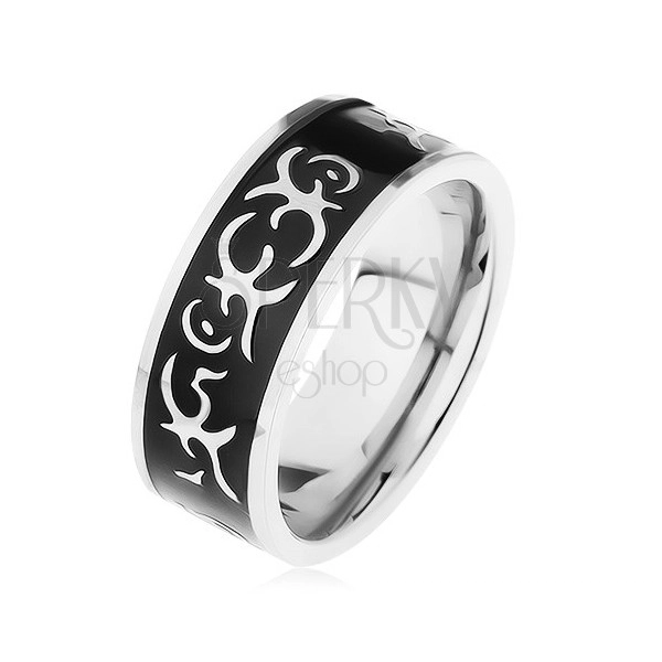Jeklen prstan srebrne barve, sijoč črn pas, okrašen s plemenskim motivom