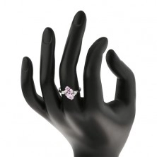 Lesketav prstan srebrne barve, dve rožnati cirkonski zrni, prozorni cirkoni