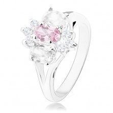 Lesketav prstan srebrne barve, razdvojena kraka, rožnato-prozoren cvet