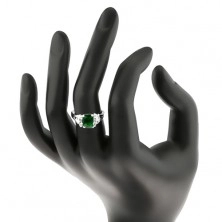 Lesketav prstan srebrne barve, smaragdno zelen cirkon, razdeljena kraka