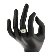 Bleščeč prstan z razdeljenima krakoma, ovalna sredina, para prozornih cirkonov