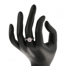 Sijoč prstan s cirkonskim cvetom rožnate in prozorne barve, zožena kraka