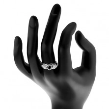 Sijoč prstan v srebrnem odtenku, pentljica z ovalnim črnim cirkonom