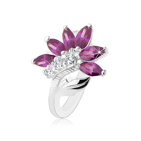 Bleščeč prstan srebrne barve, temno vijolična cvetlica, sijoč list