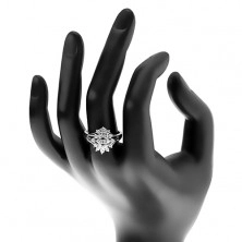 Sijoč prstan – srebrne barve, razcepljena kraka, okrogli prozorni cirkoni