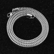 Jeklena oglata verižica srebrne barve, gosto povezani sijoči členi