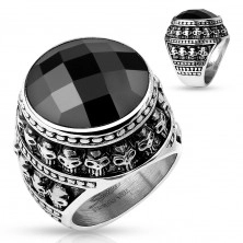 Patiniran jeklen prstan, črn brušen kamen, obroba iz majhnih lobanj