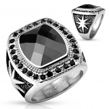 Masiven jeklen prstan srebrne barve, velik črn kamen in okrogli cirkoni