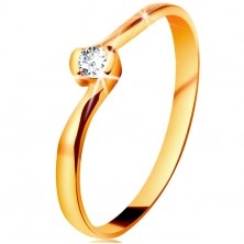 Prstan iz 14-k rumenega zlata – prozoren diamant med upognjenima koncema krakov