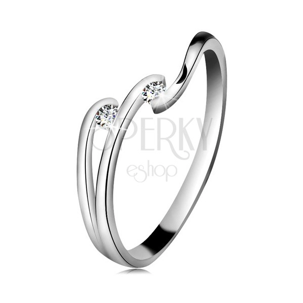 Diamantni prstan iz 14-k belega zlata – dva lesketava prozorna briljanta, sijoče linije krakov