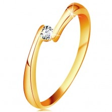 Prstan iz 14-k rumenega zlata – prozoren diamant med zoženima koncema krakov