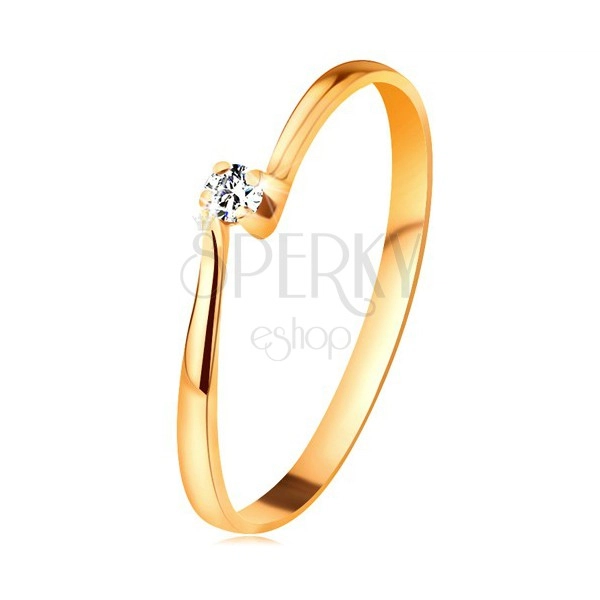 Briljantni prstan iz 14-k rumenega zlata – diamant v objemki med zoženima krakoma