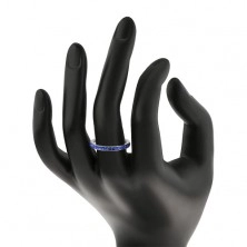 Jeklen prstan srebrne barve, sijoči temno modri cirkoni