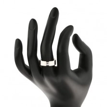 Jeklen prstan srebrne barve s pravokotnim prozornim cirkonom
