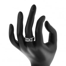 Jekleni prstan srebrne barve, črn izbočen pas s prozornim cirkonom