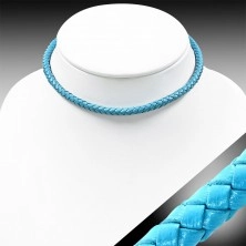 Ogrlica iz umetnega usnja svetlo modre barve, pleten vzorec, magnetno zapiralo