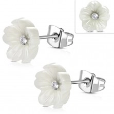 Jekleni uhani - bisernat bel cvet s prozornim cirkonom