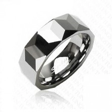 Volframov prstan srebrne barve, geometrično brušena površina, 8 mm