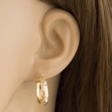 Okrogli uhani so izdelani iz 14-k zlata – zrna iz belega zlata, drobni čepki