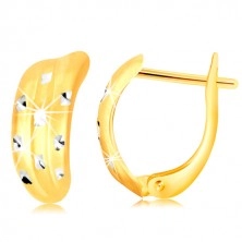 14-k zlati uhani – nesimetričen lok z zarezami in prekrižanimi linijami iz belega zlata