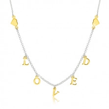 Ogrlica iz srebra 925 – sijoči srci in napis »LOVED« v zlati barvi