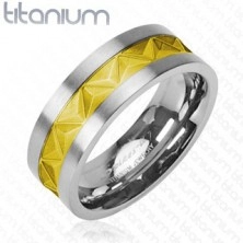 Prstan iz titana v srebrni barvi z okrasom zlate barve