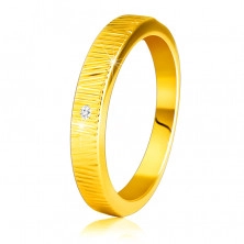 Diamantni prstan iz 14K rumenega zlata - fini okrasne zareze, prozoren briljant, 1,5 mm