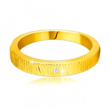 Diamantni prstan iz 14K rumenega zlata - fini okrasne zareze, prozoren briljant, 1,5 mm