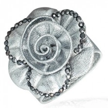 Dekorativna zapestnica iz pravega usnja - srebrna barva, vrtnica