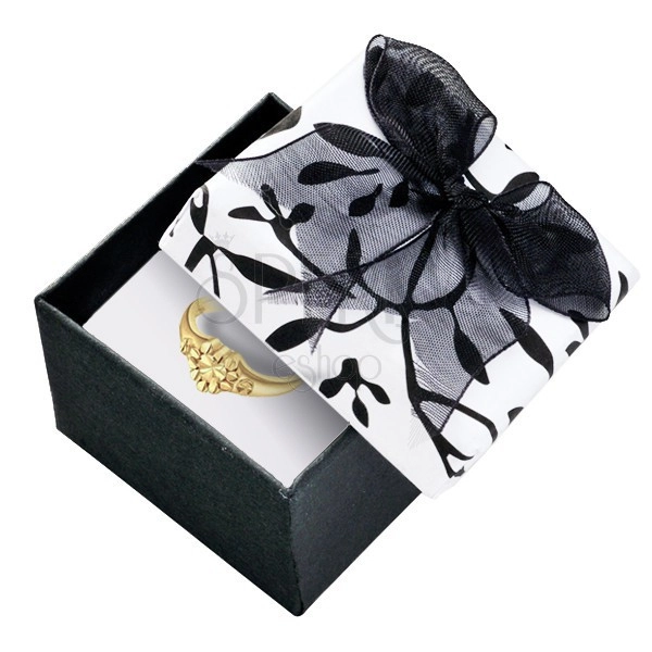 Darilna škatlica - črnobela z listi in pentljo