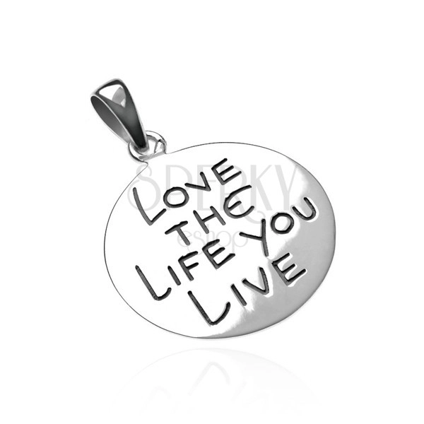 Srebrn obesek - krog z napisom LOVE THE LIFE YOU LIVE