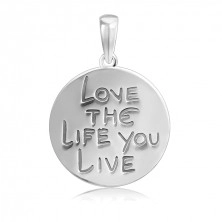 Srebrn obesek - krog z napisom LOVE THE LIFE YOU LIVE