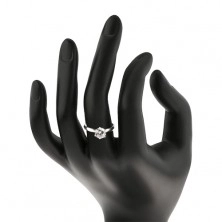 Srebrn zaročni prstan - prozoren cirkon, pričvrščen s šestimi objemki