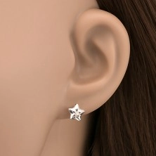 Srebrni uhani - majhna zvezda z izrezi in enim kamenčkom