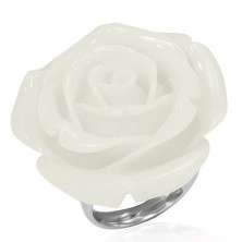 Jeklen prstan - bela vrtnica v cvetu